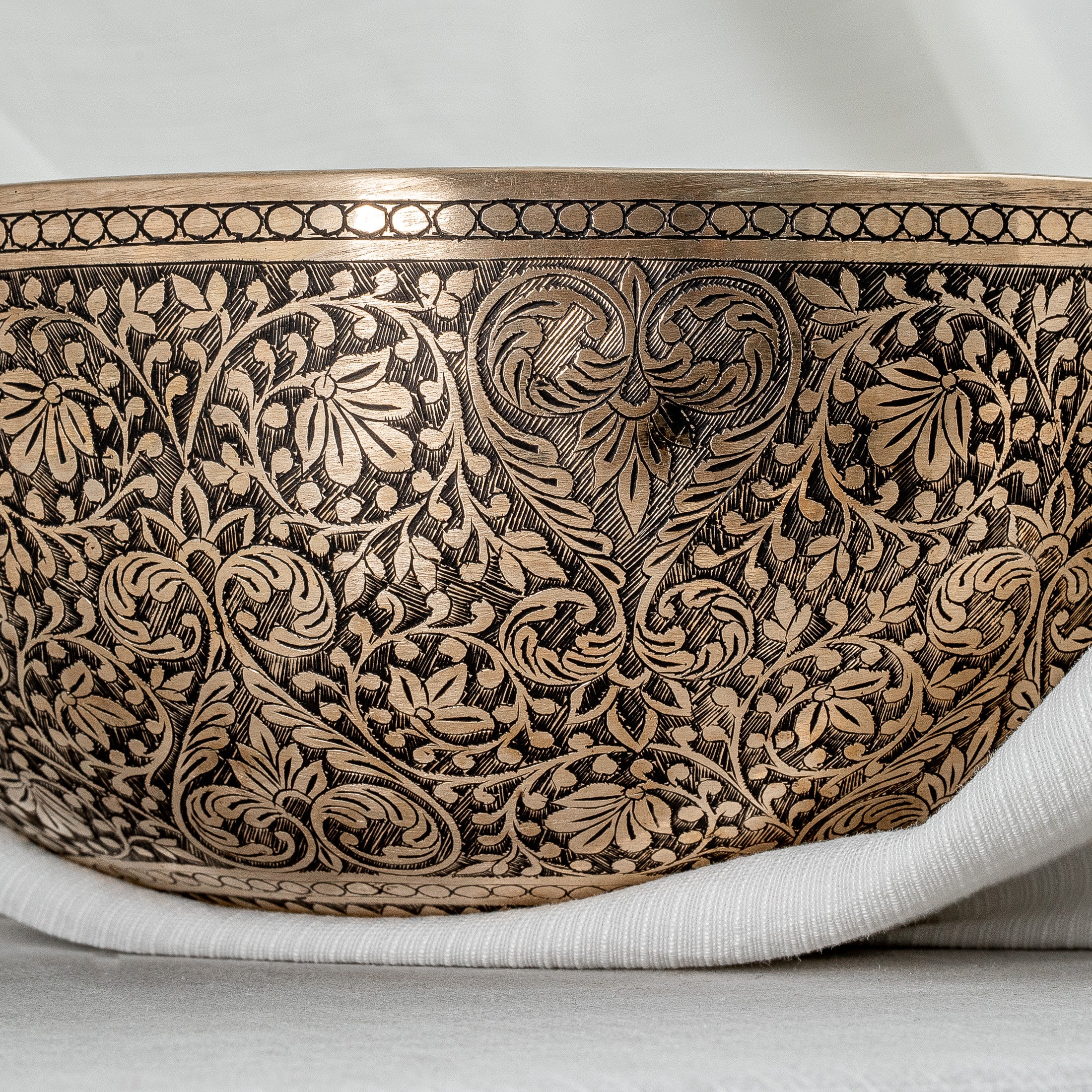 Close-up of 23 cm engraved design singing bowl