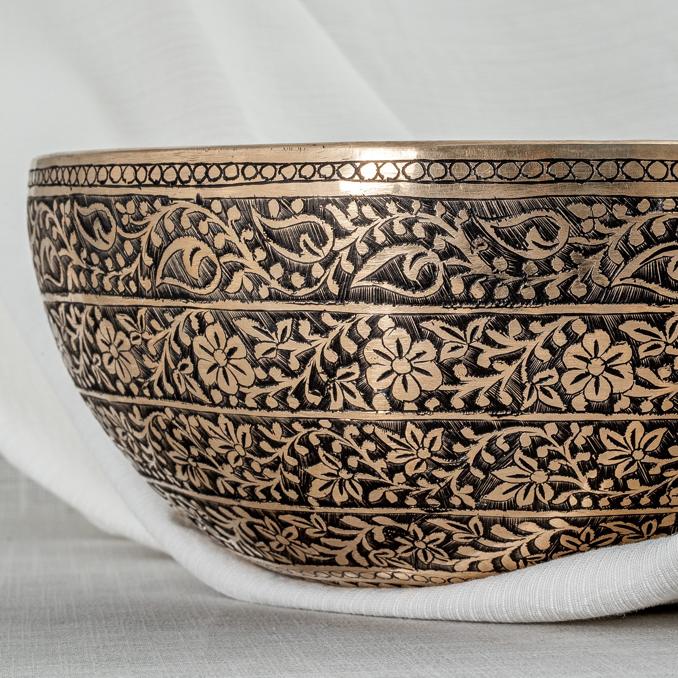Close-up of 25 cm engraved design singing bowl