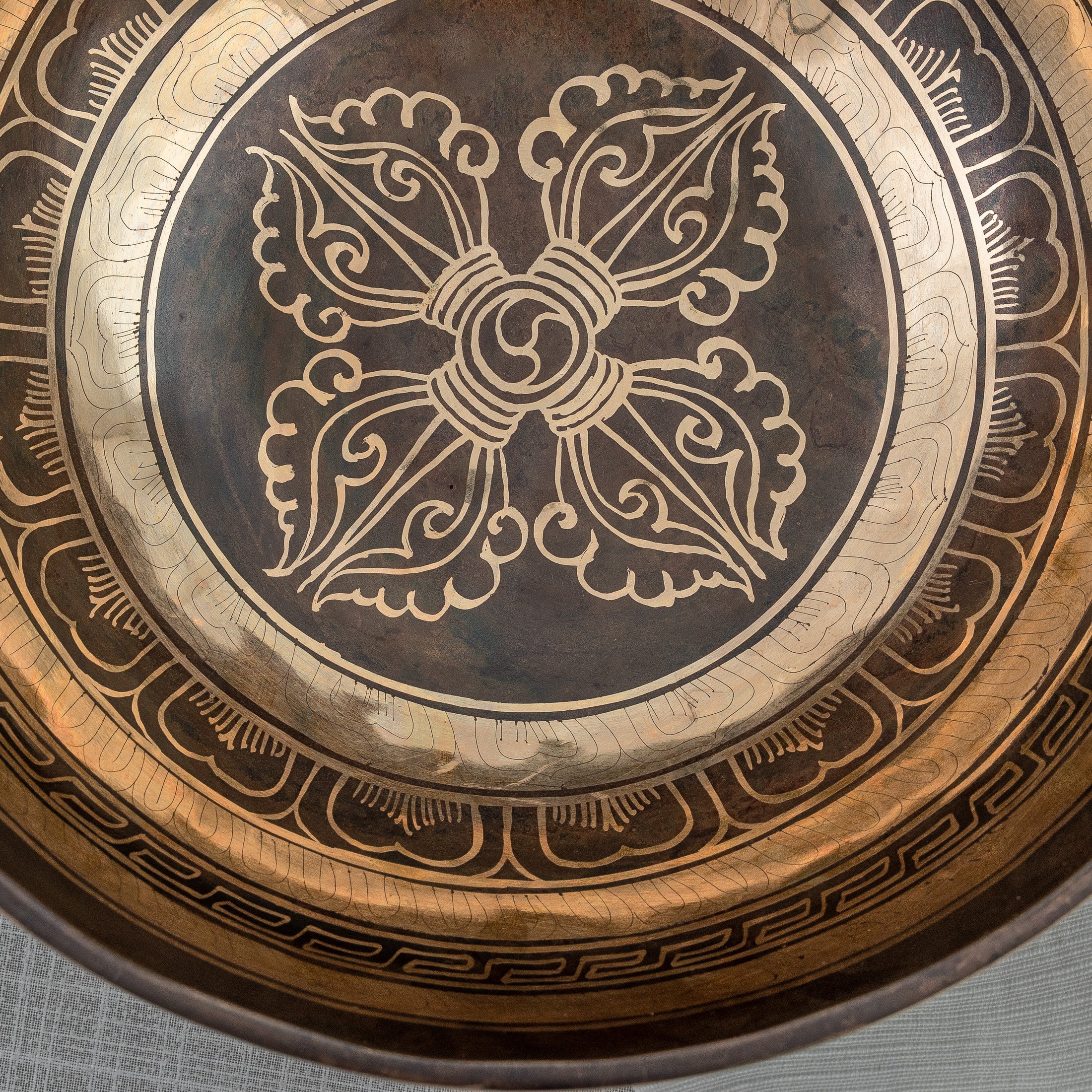 Detaljeret indre billede af krydset Vajra syngeskål