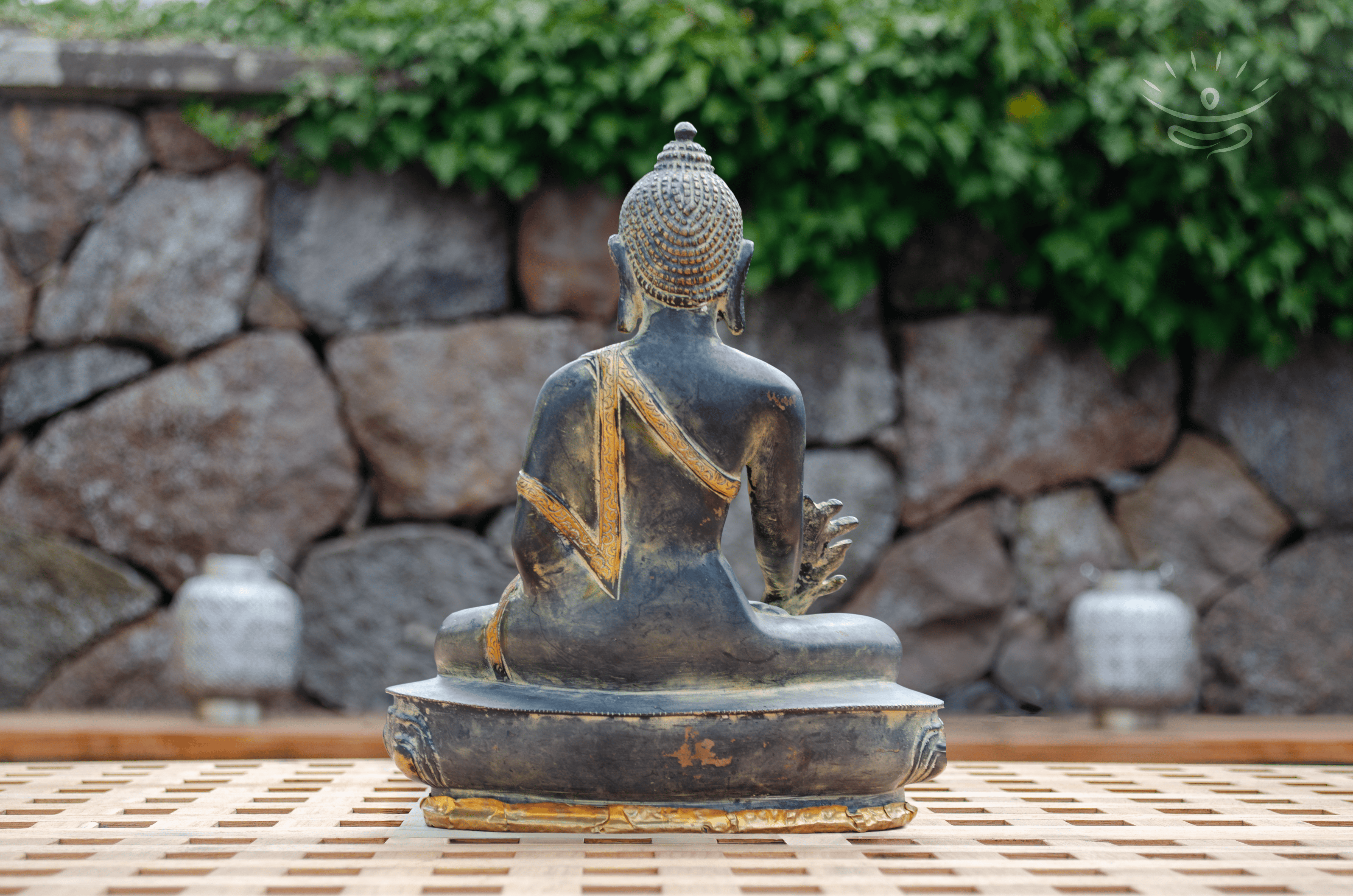 Gylden Overflade Buddha Figur - Bagside