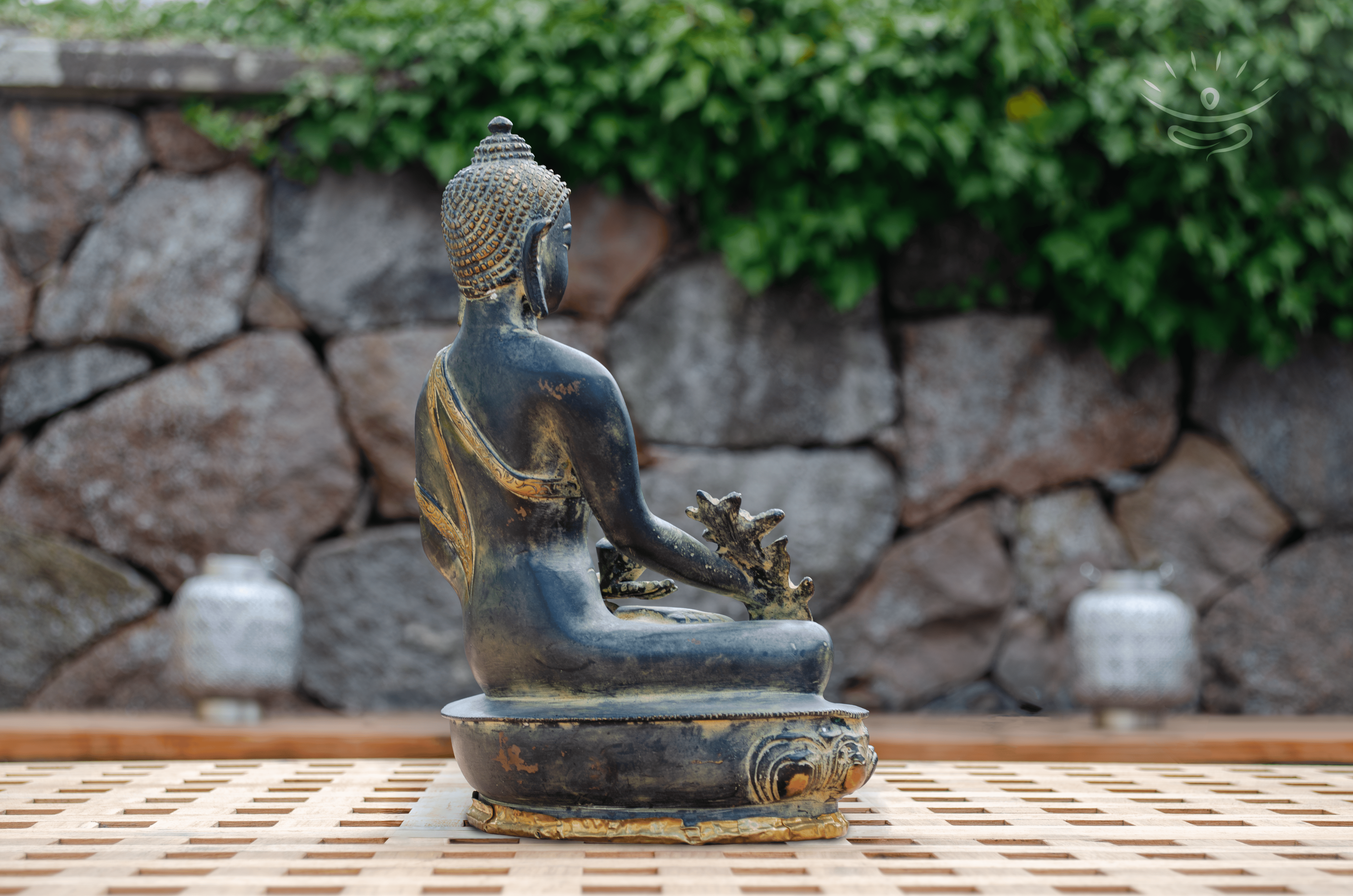 Gylden Overflade Buddha Figur - Bagside