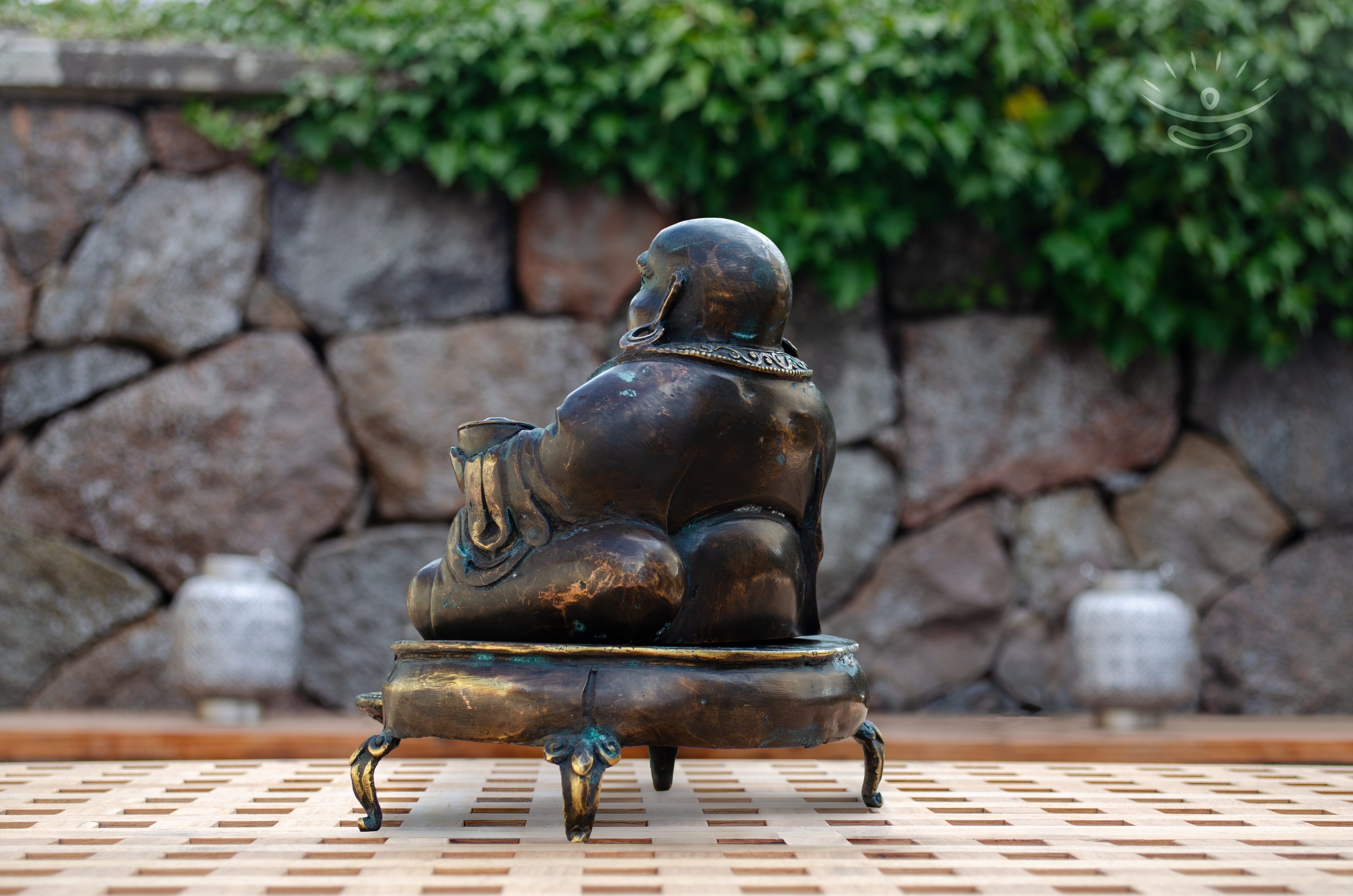 Smilende Buddha Figur med Røgelsebrænder - Bagside