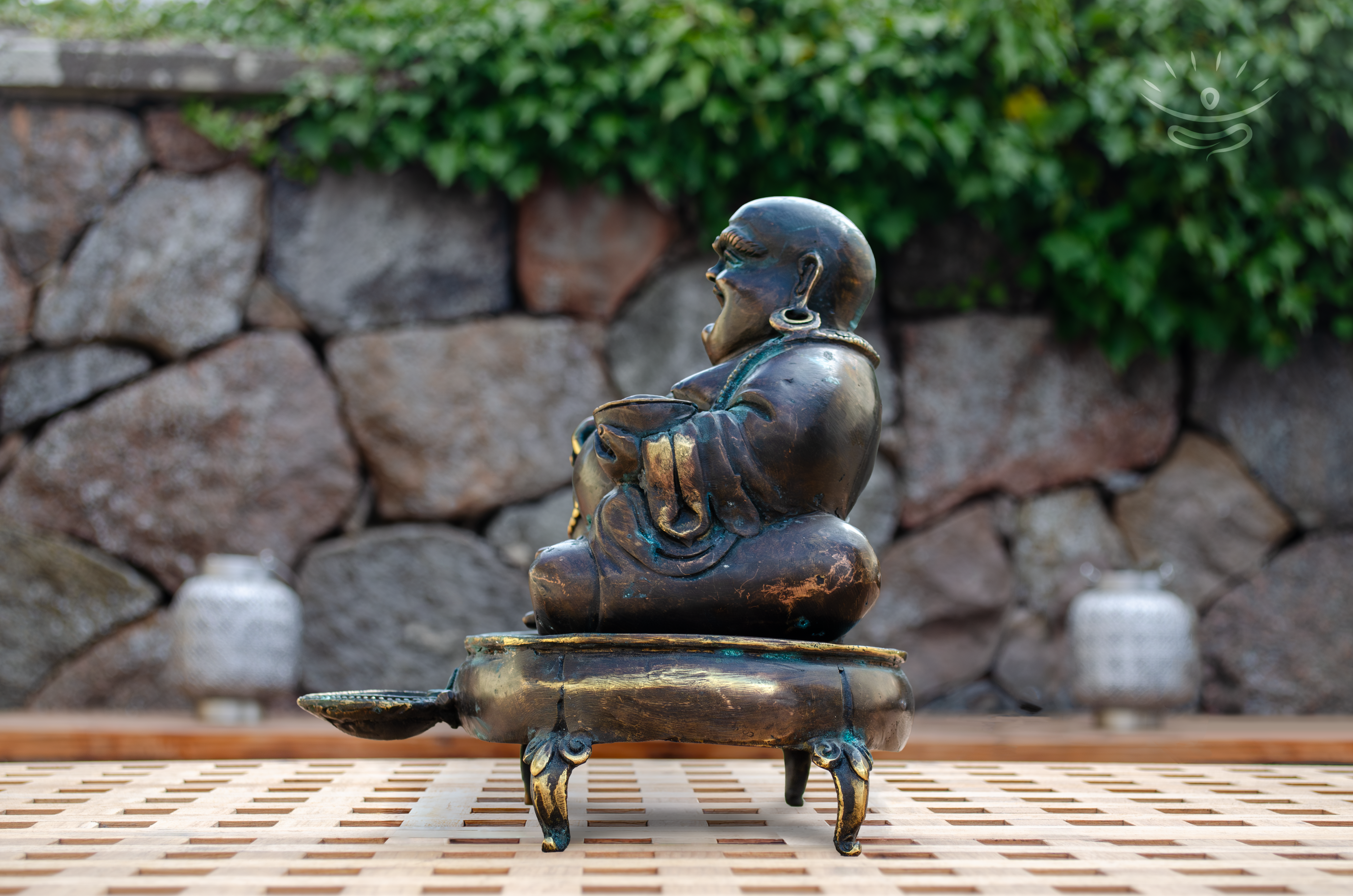 Smilende Buddha Figur med Røgelsebrænder - Siden
