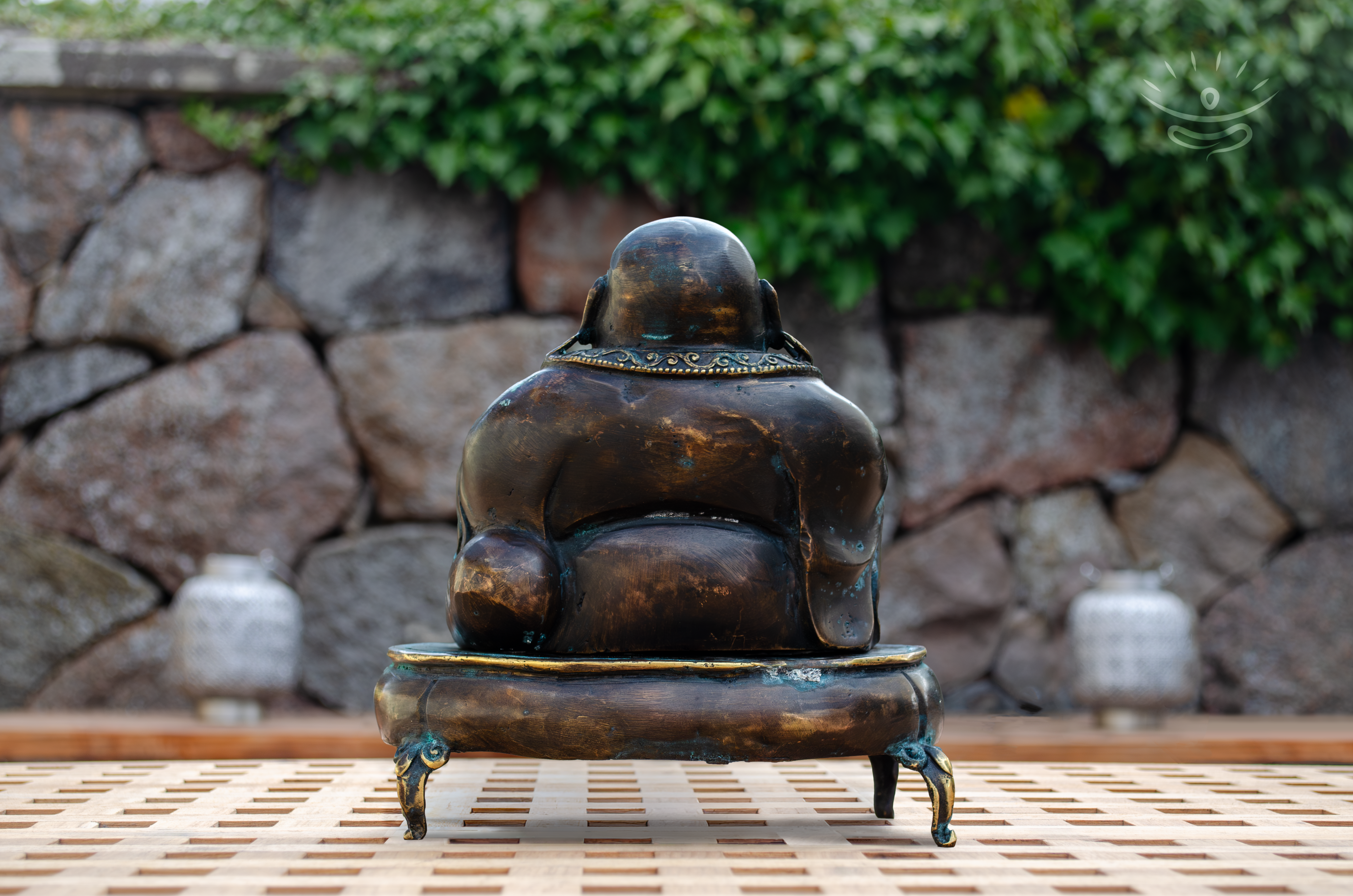 Smilende Buddha Figur med Røgelsebrænder - Bagside