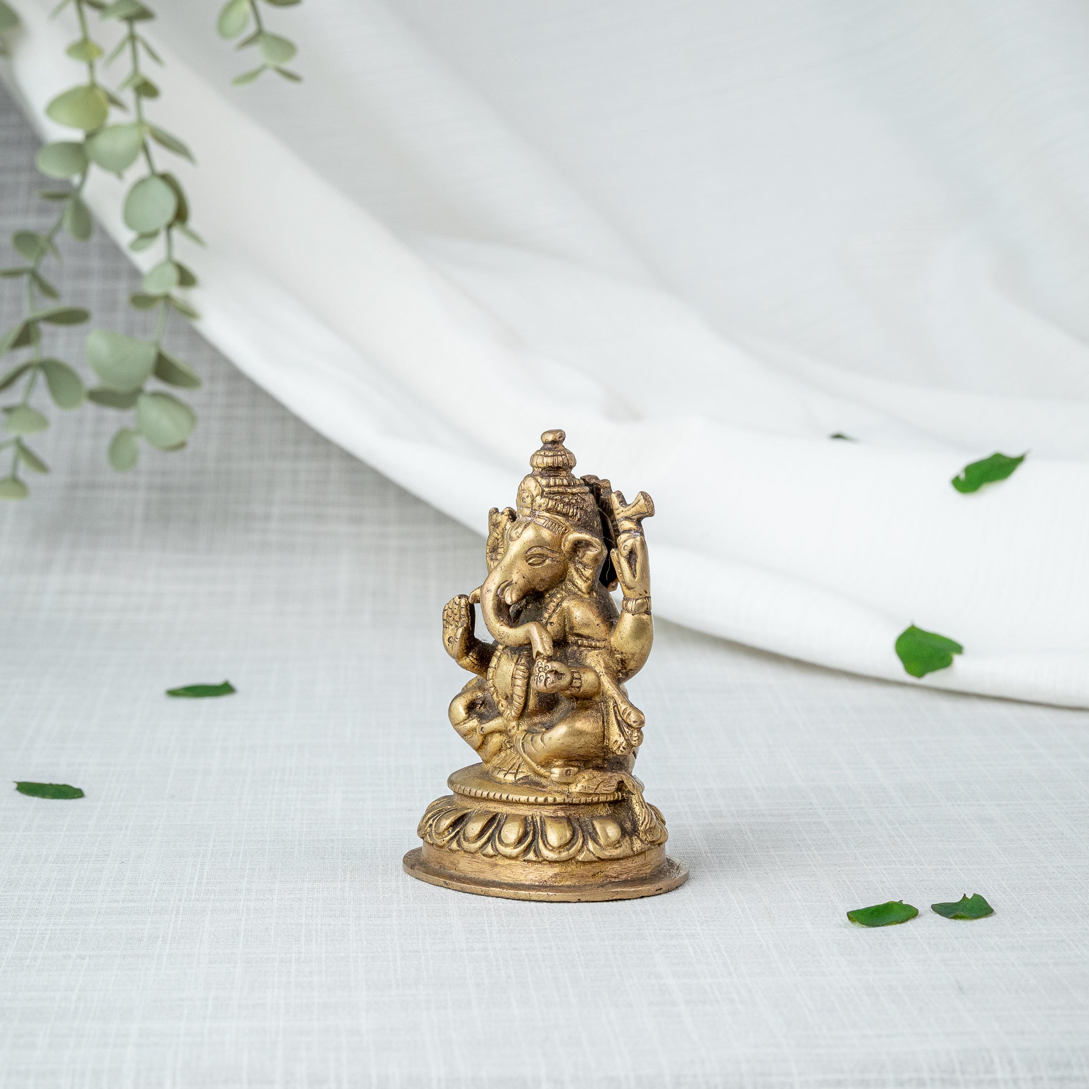 Gylden Ganesha Figur - Siden