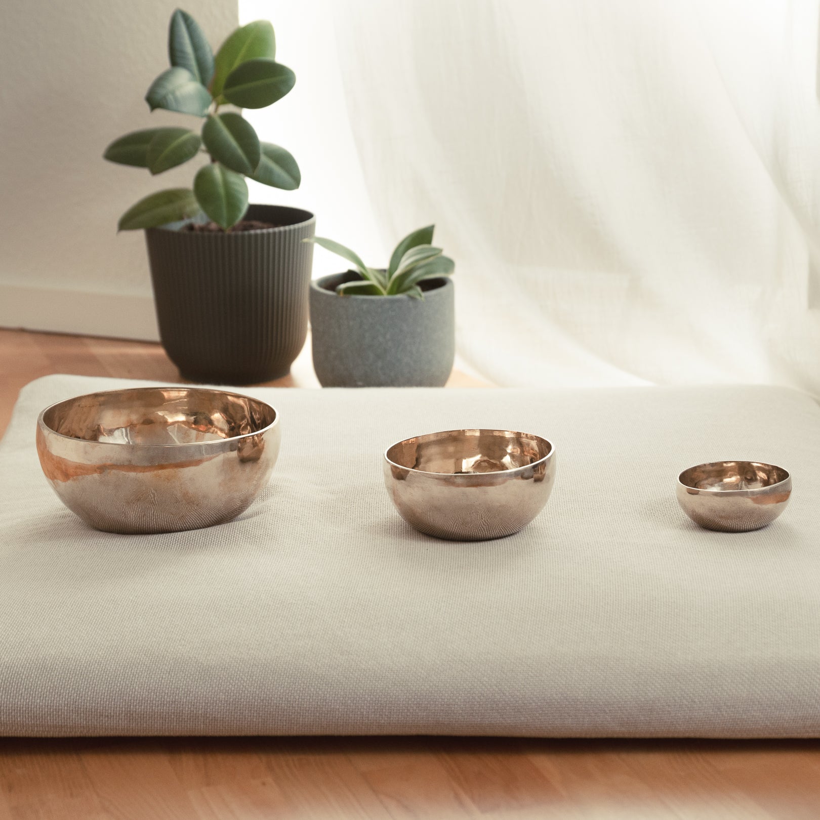Multiple reflective singing bowls