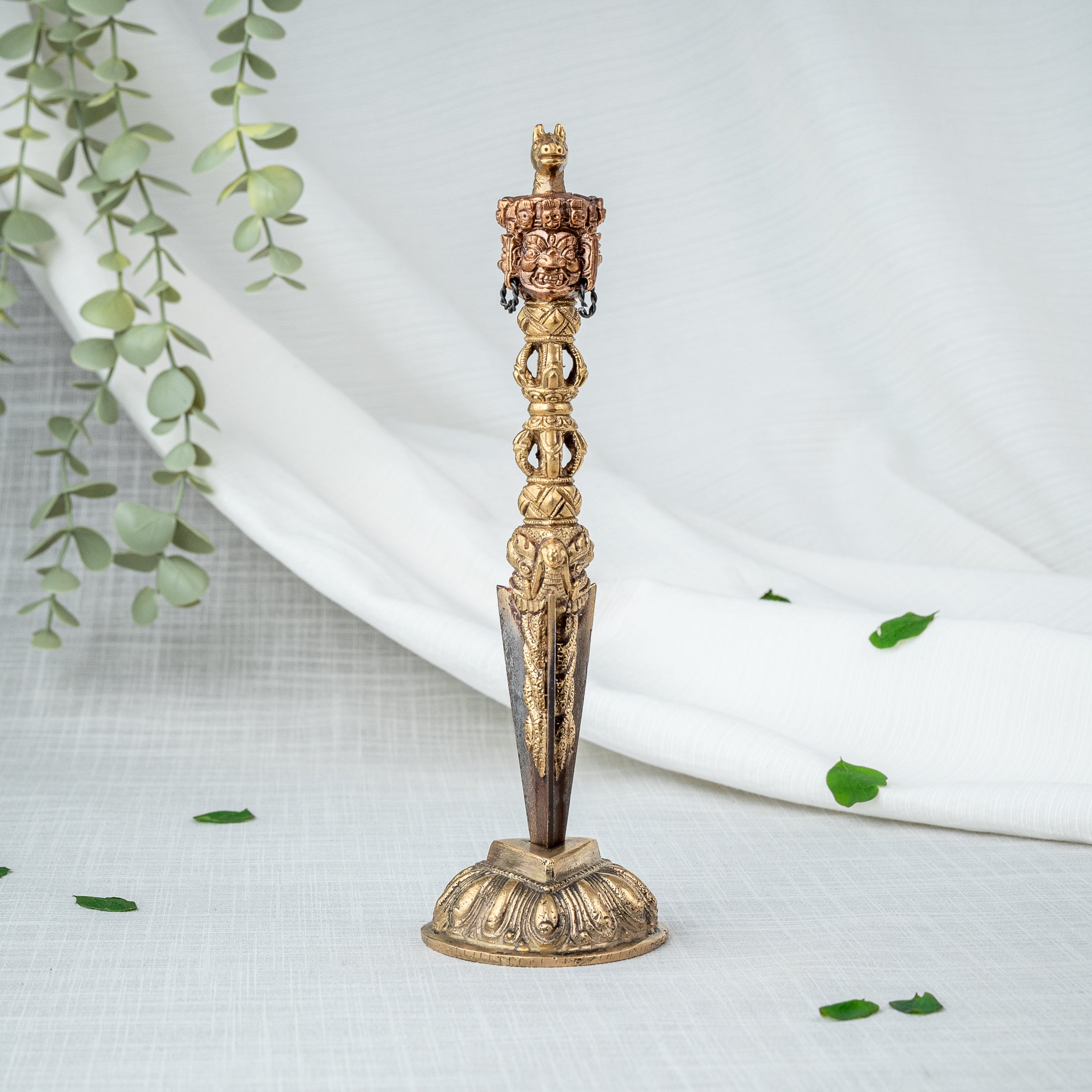 Tibetansk Phurba Ritualdolk Med Trekantet Lotusfod - Forside