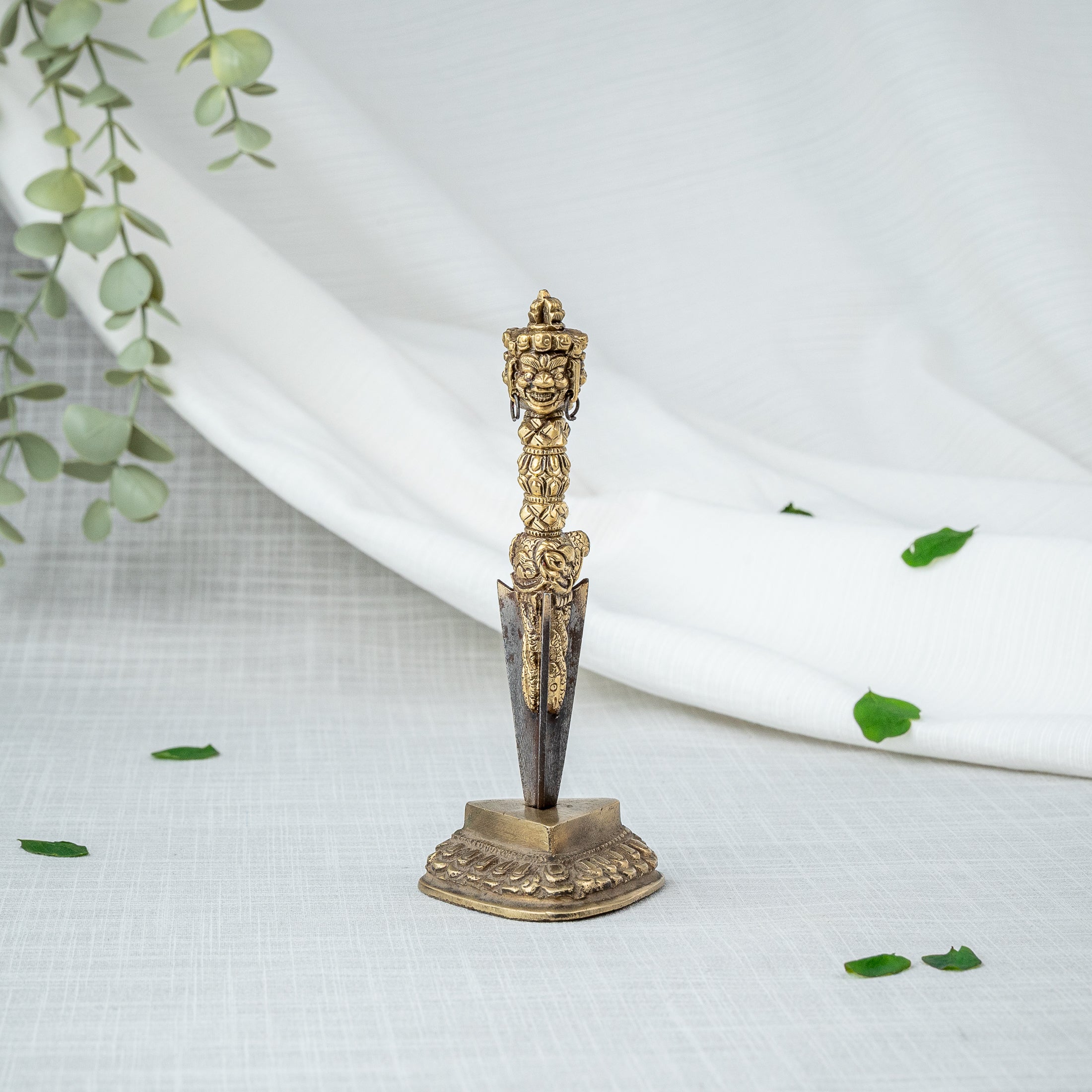 Tibetansk Phurba Ritualdolk Med Trekantet Lotusfod - Forside