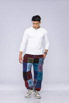Mand iført patchwork-haremsbukser