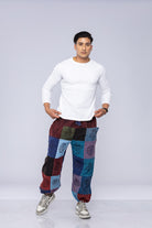 Mand iført patchwork-haremsbukser