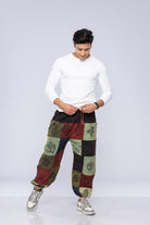 Mand iført patchwork-haremsbukser