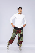 Mand iført patchwork-haremsbukser