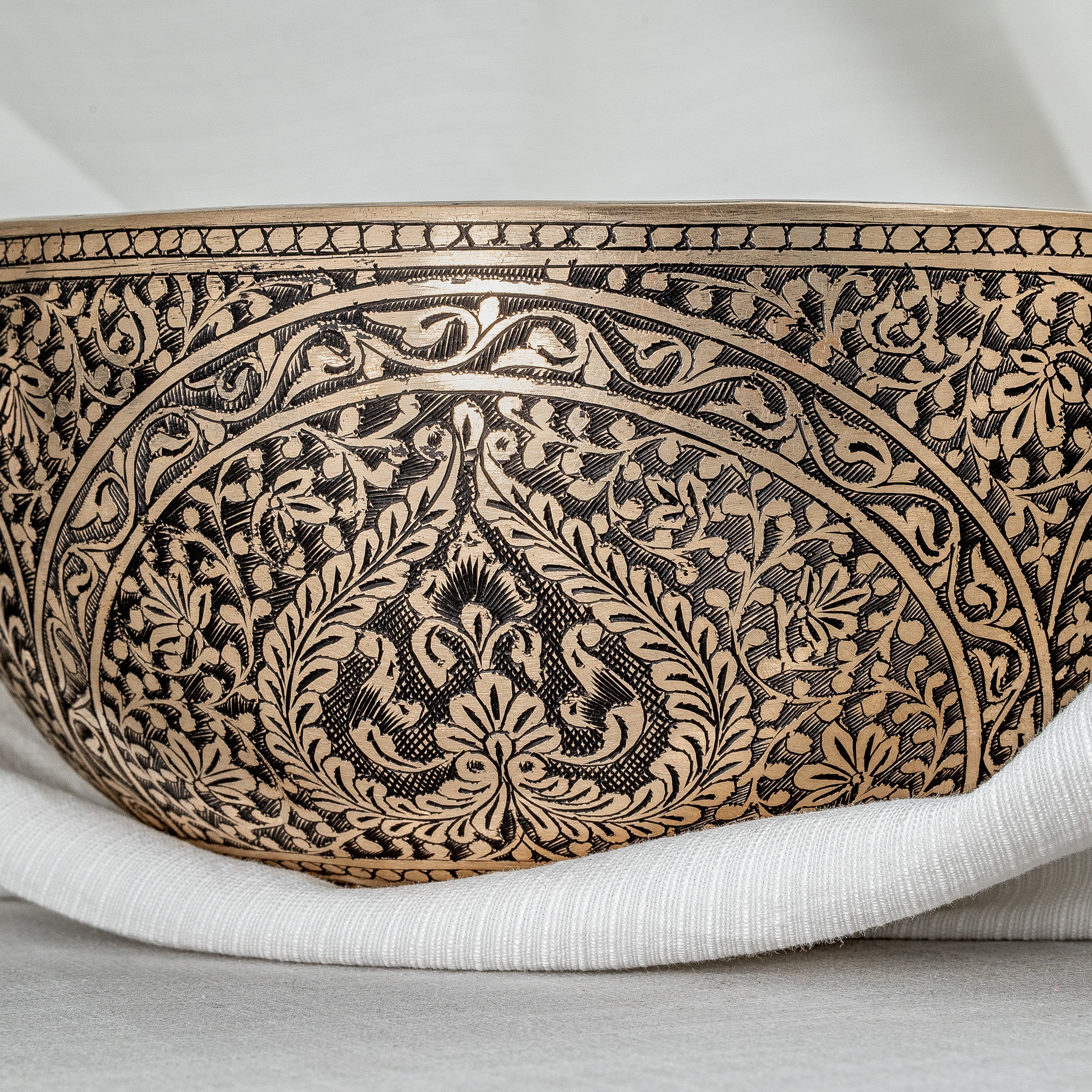 Close-up of 20 cm engraved design  singing bowl