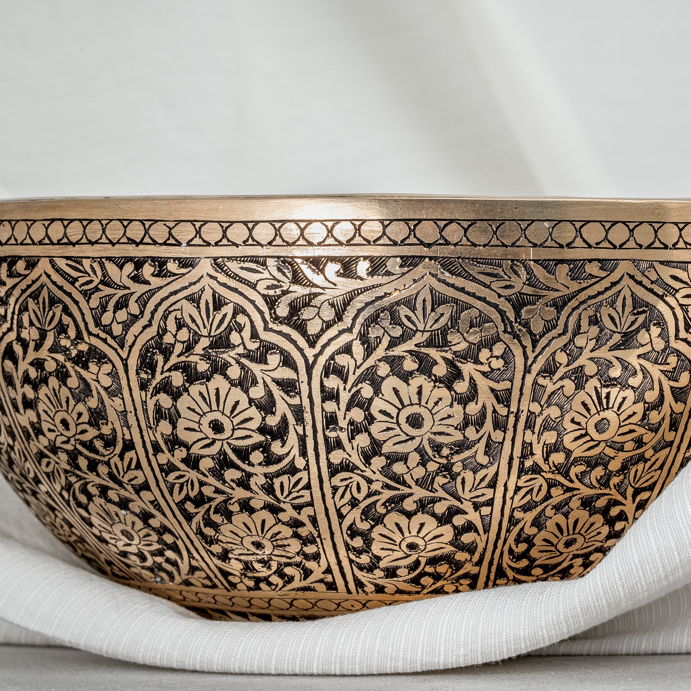 Close-up of 22 cm engraved design singing bowl
