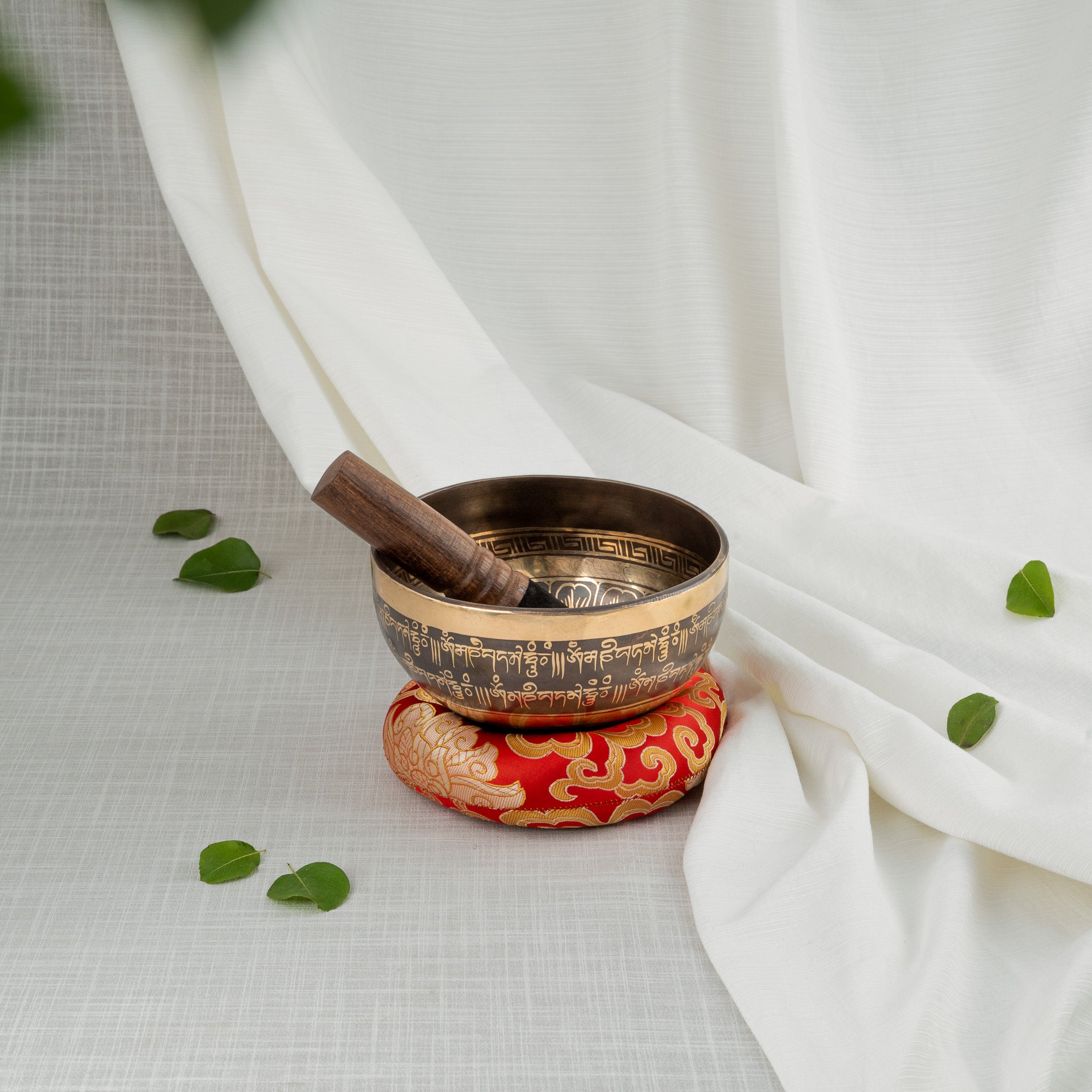Front view of small crossed vajra singing bowl
