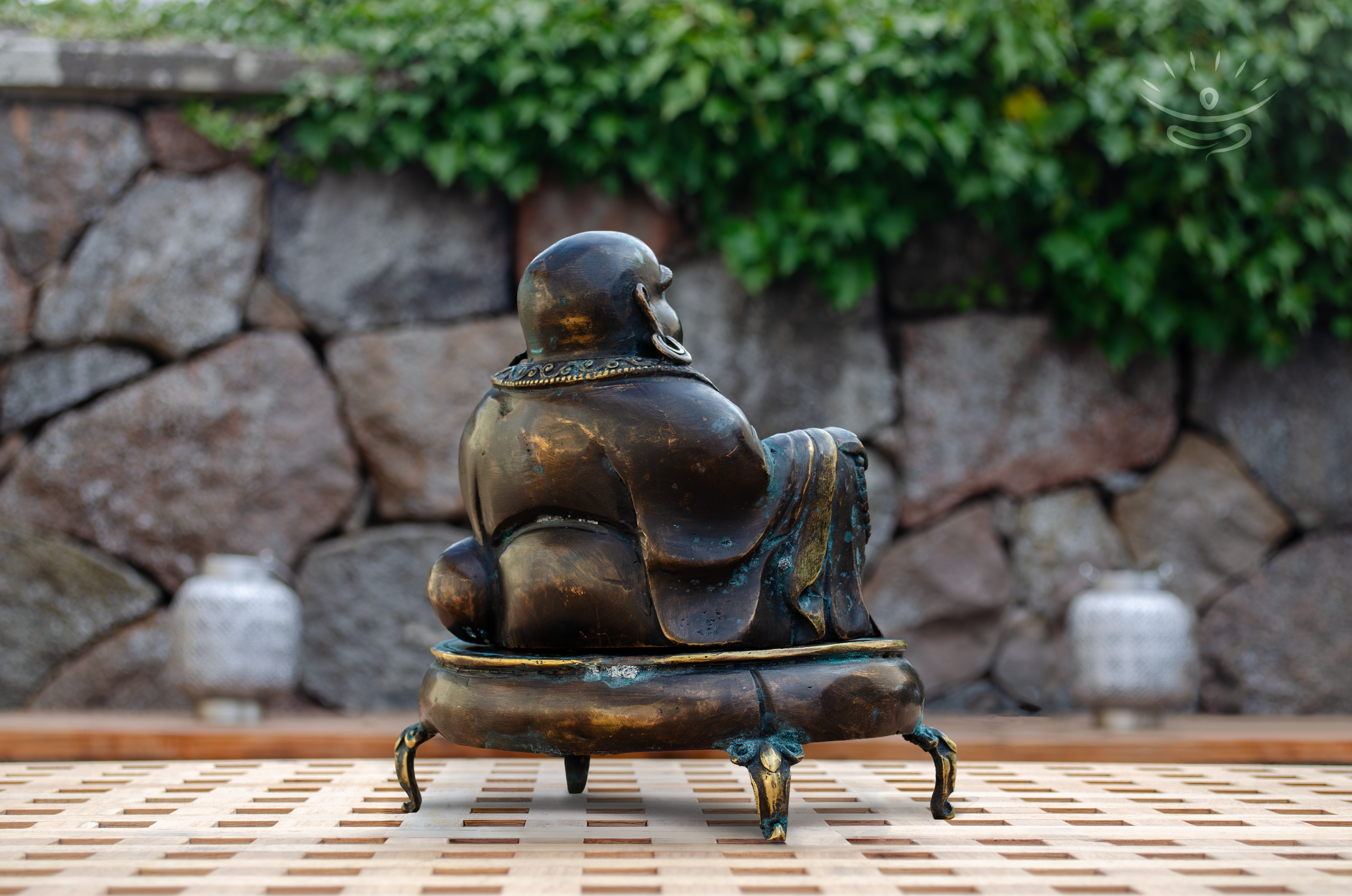 Smilende Buddha Figur med Røgelsebrænder - Bagside