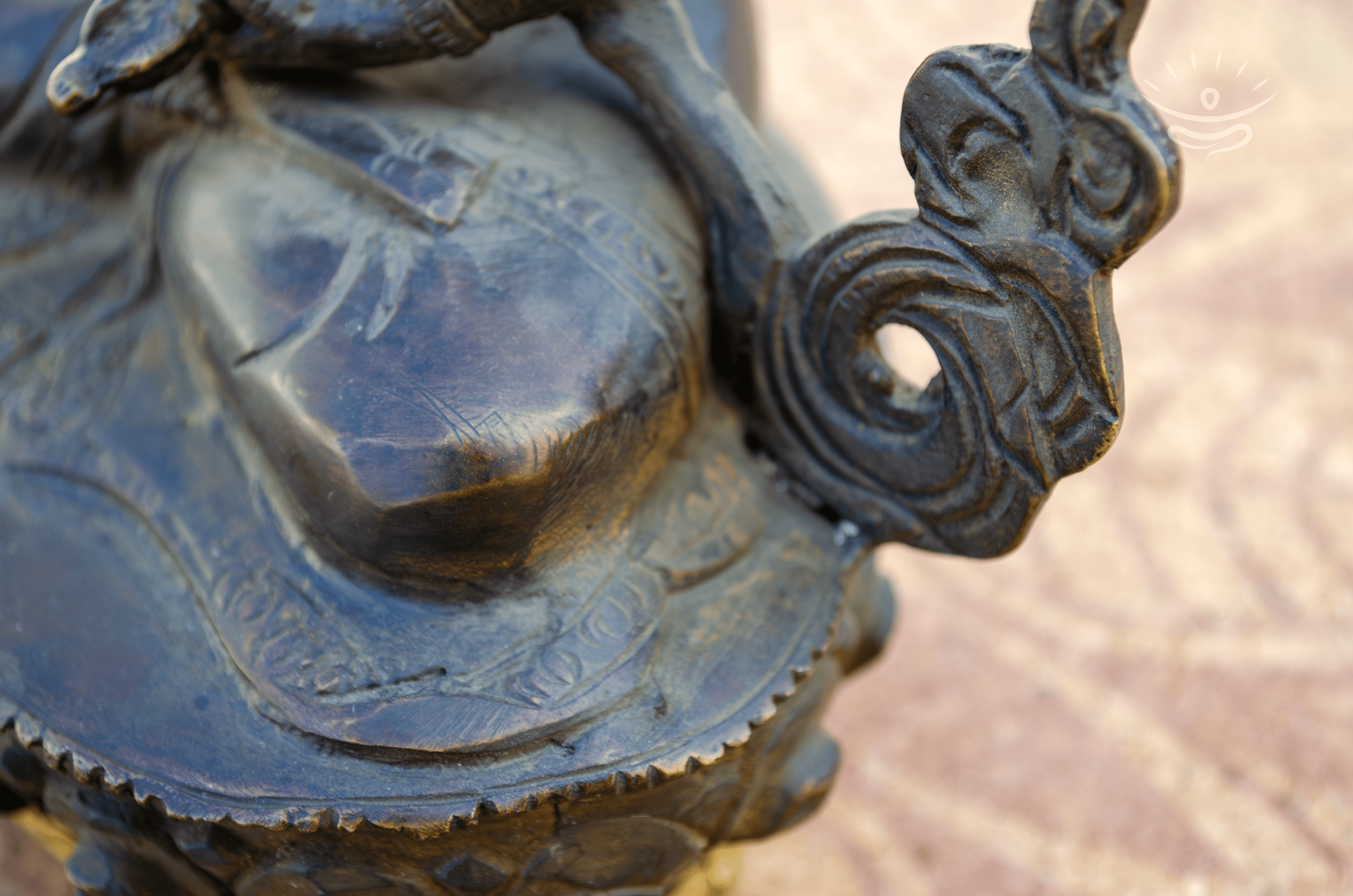 White Tara Statue 22 cm - Detail