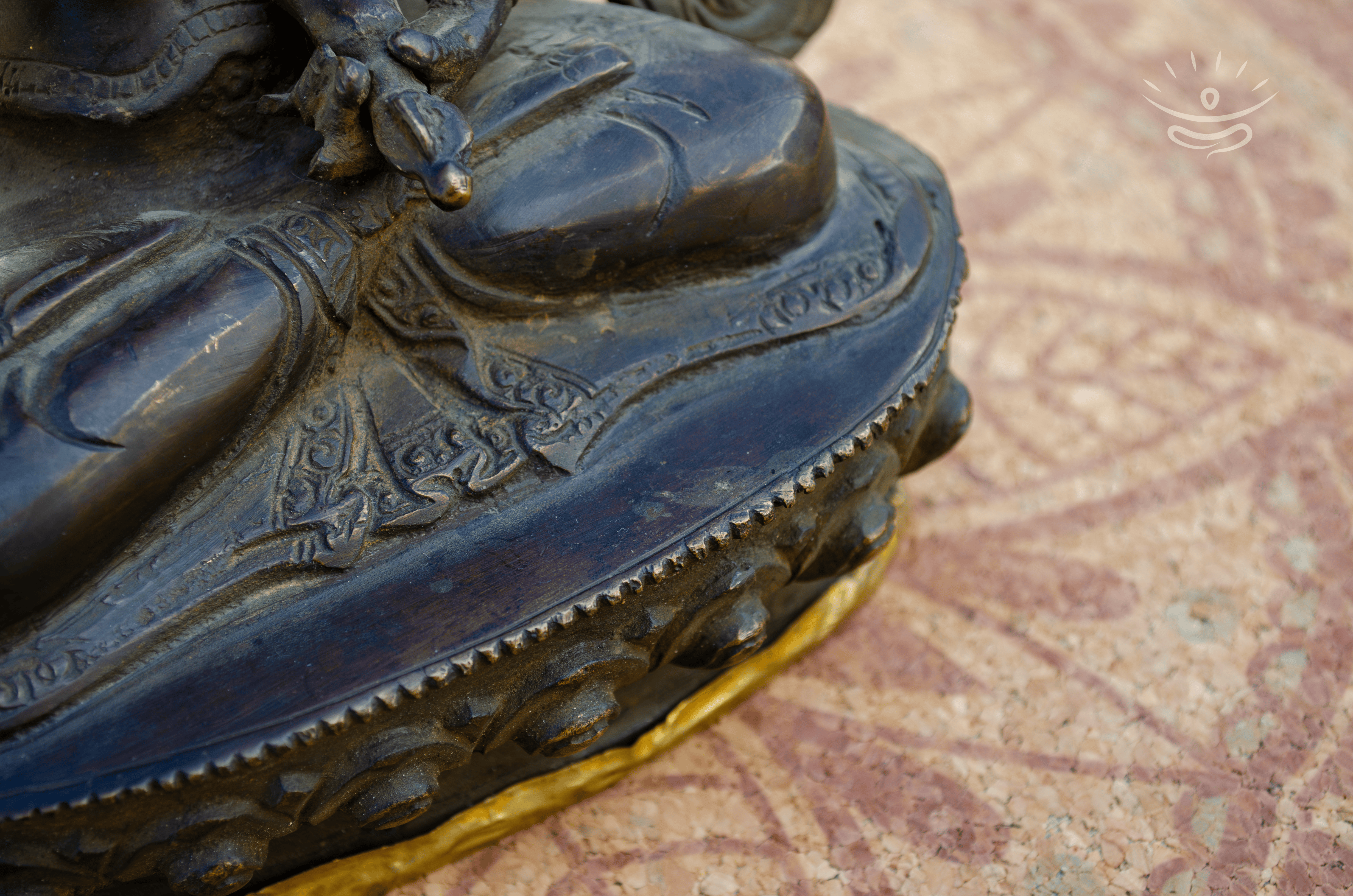 White Tara Statue 22 cm - Detail