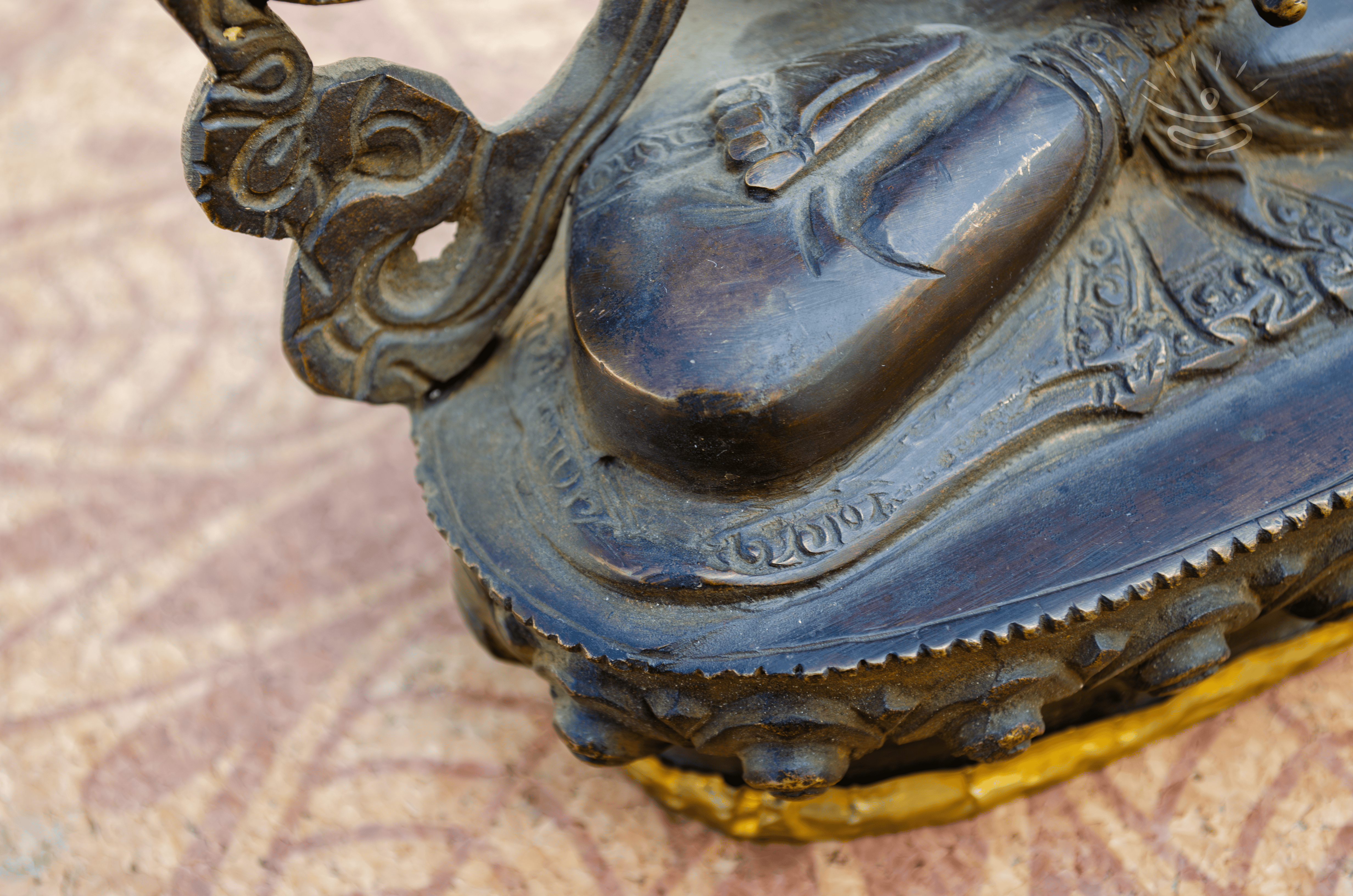 White Tara Statue 22 cm - Detail