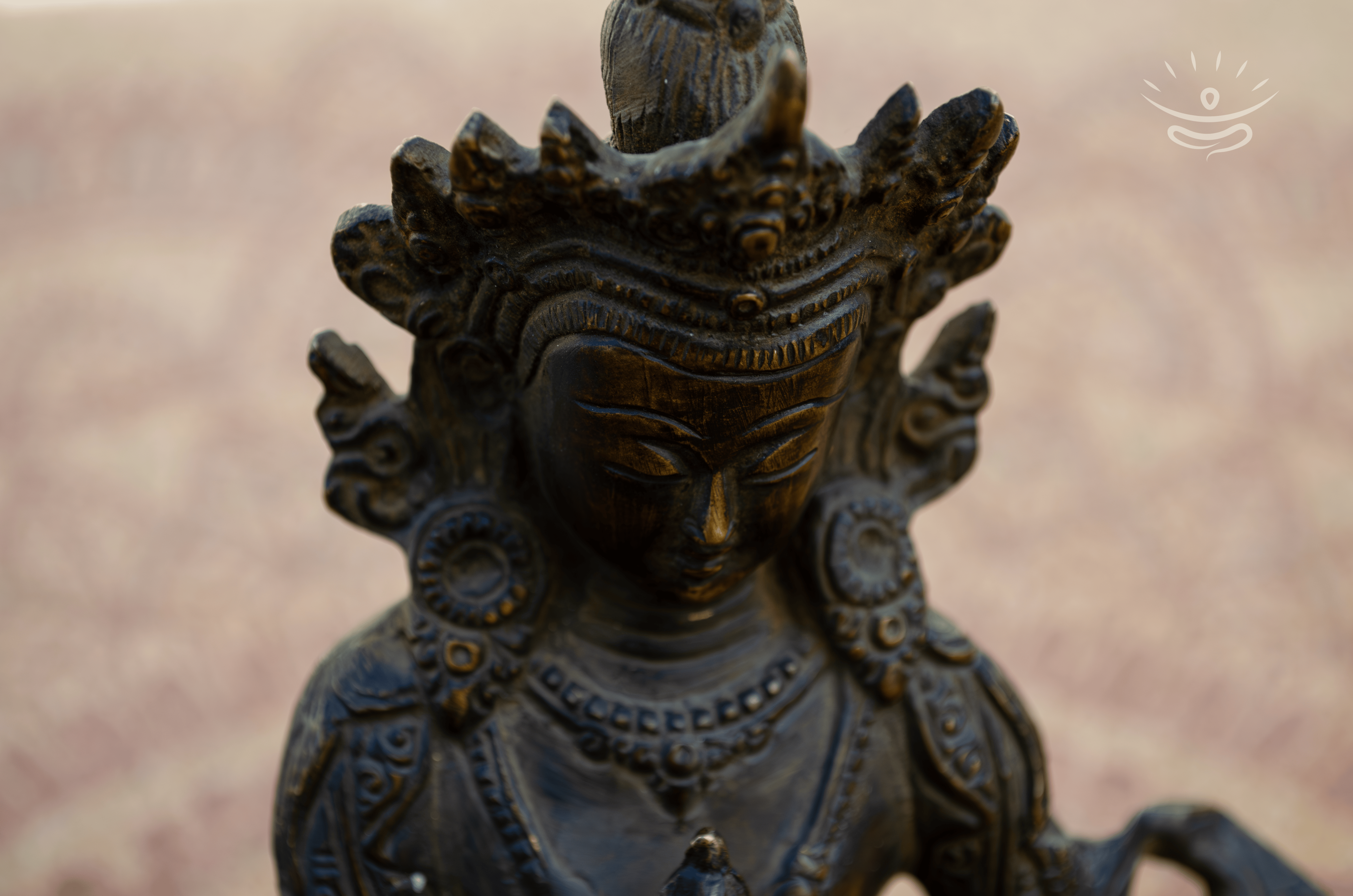 White Tara Statue 22 cm - Detail