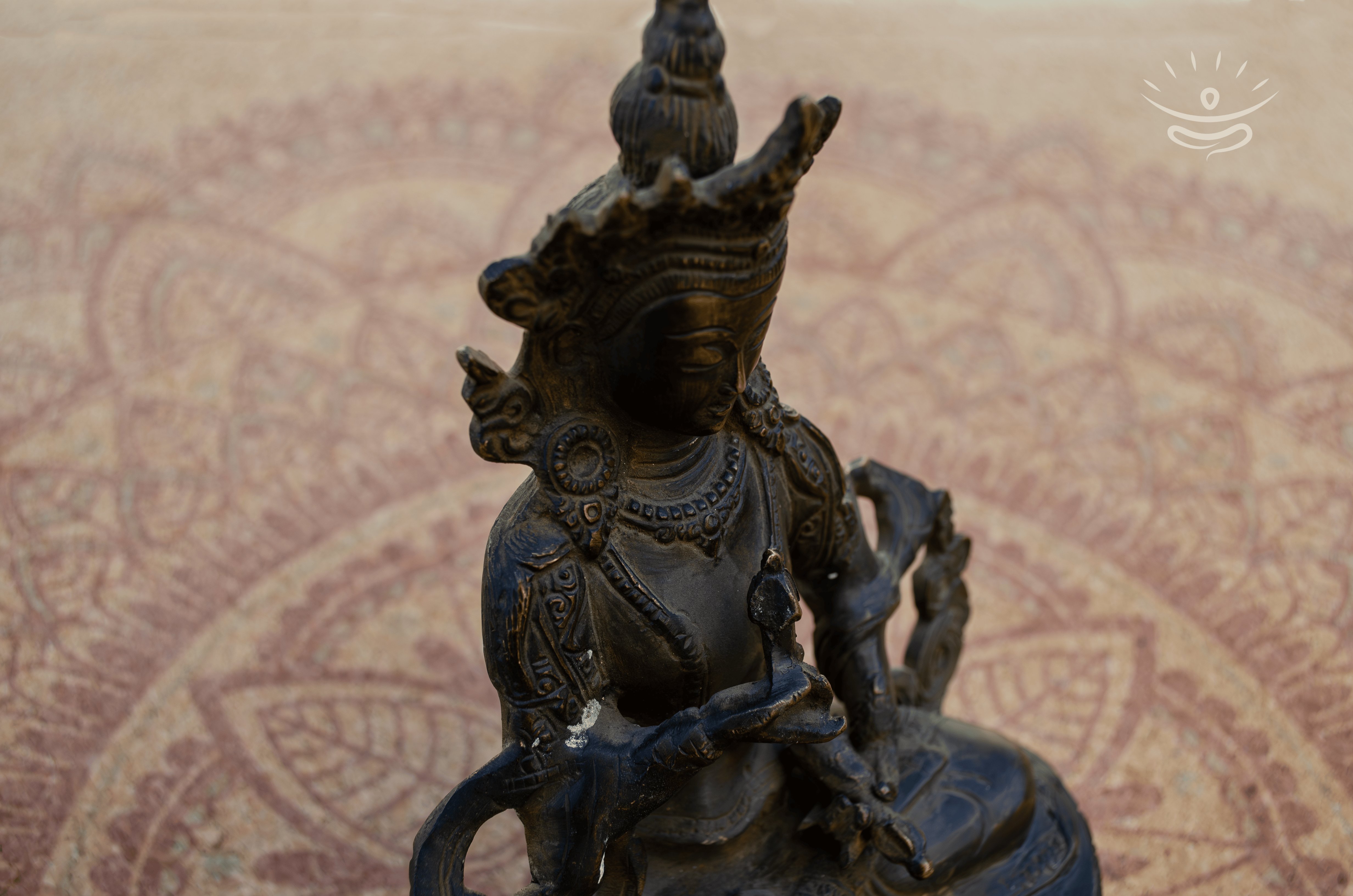 White Tara Statue 22 cm - Detail
