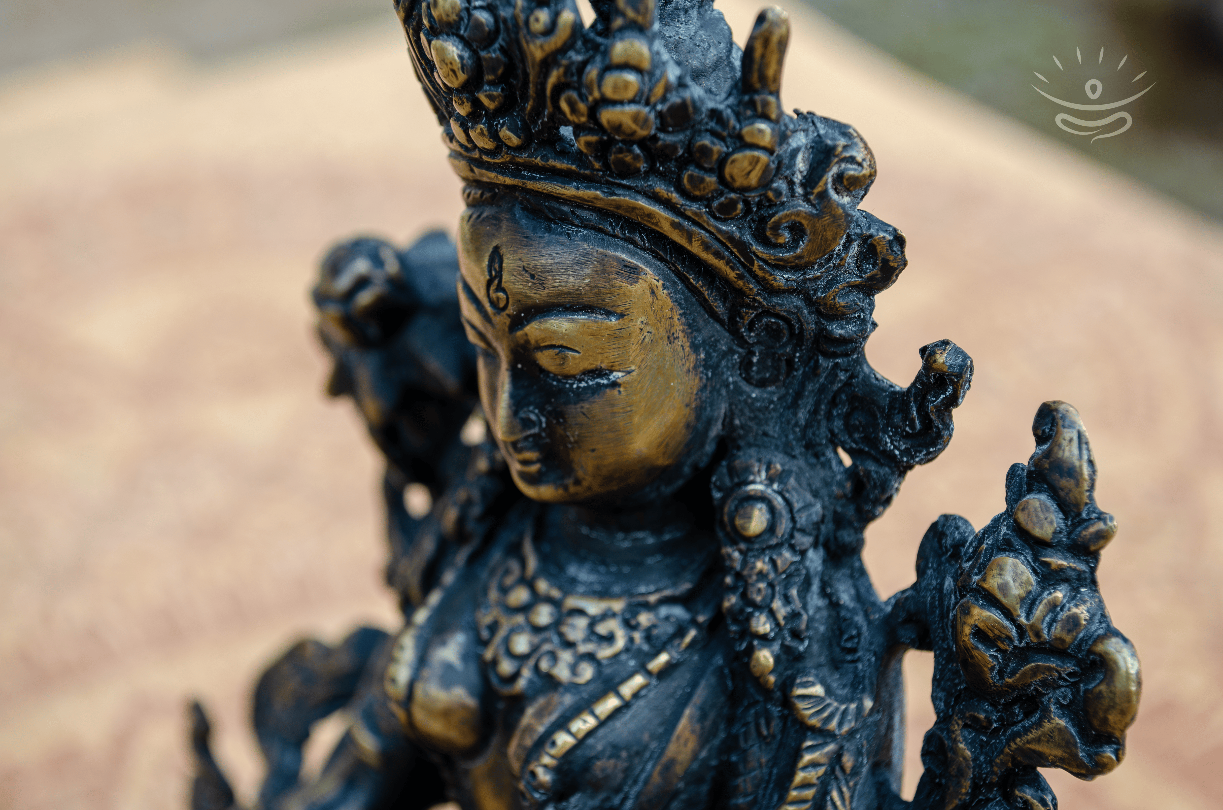 White Tara Statue 23 cm - Detail
