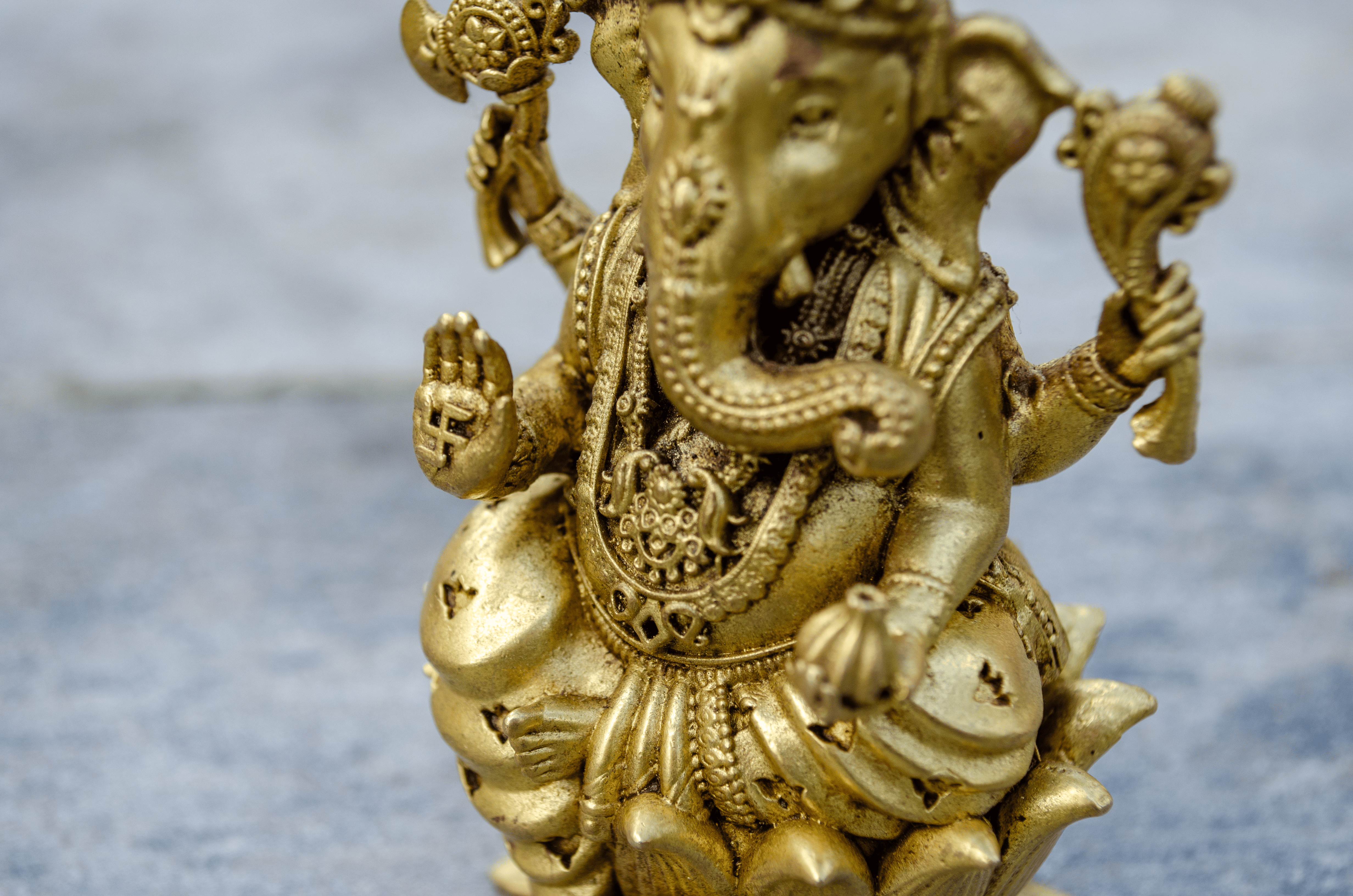 Golden Plated Ganesh Statue 10 cm - Detail