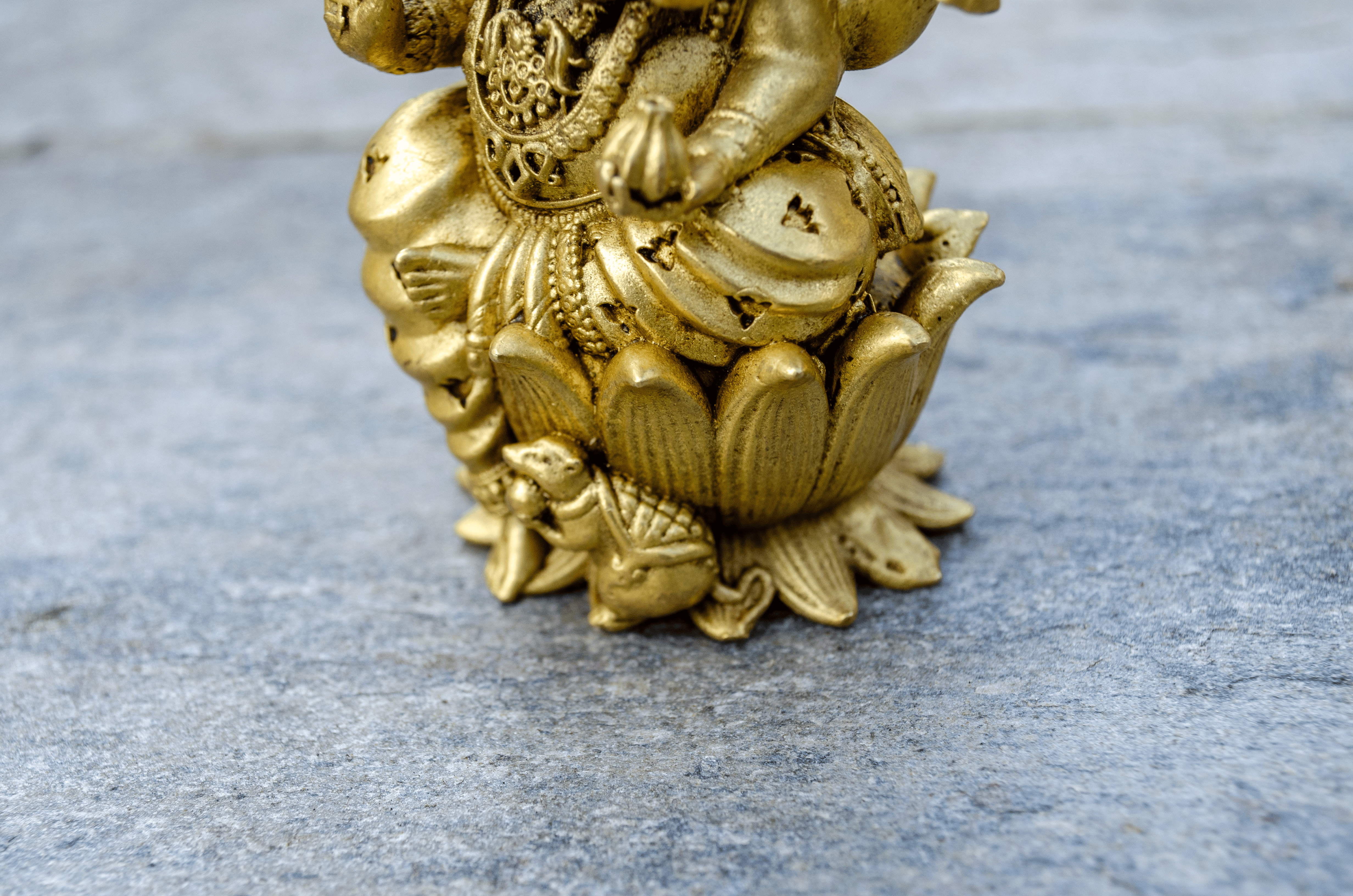 Golden Plated Ganesh Statue 10 cm - Detail