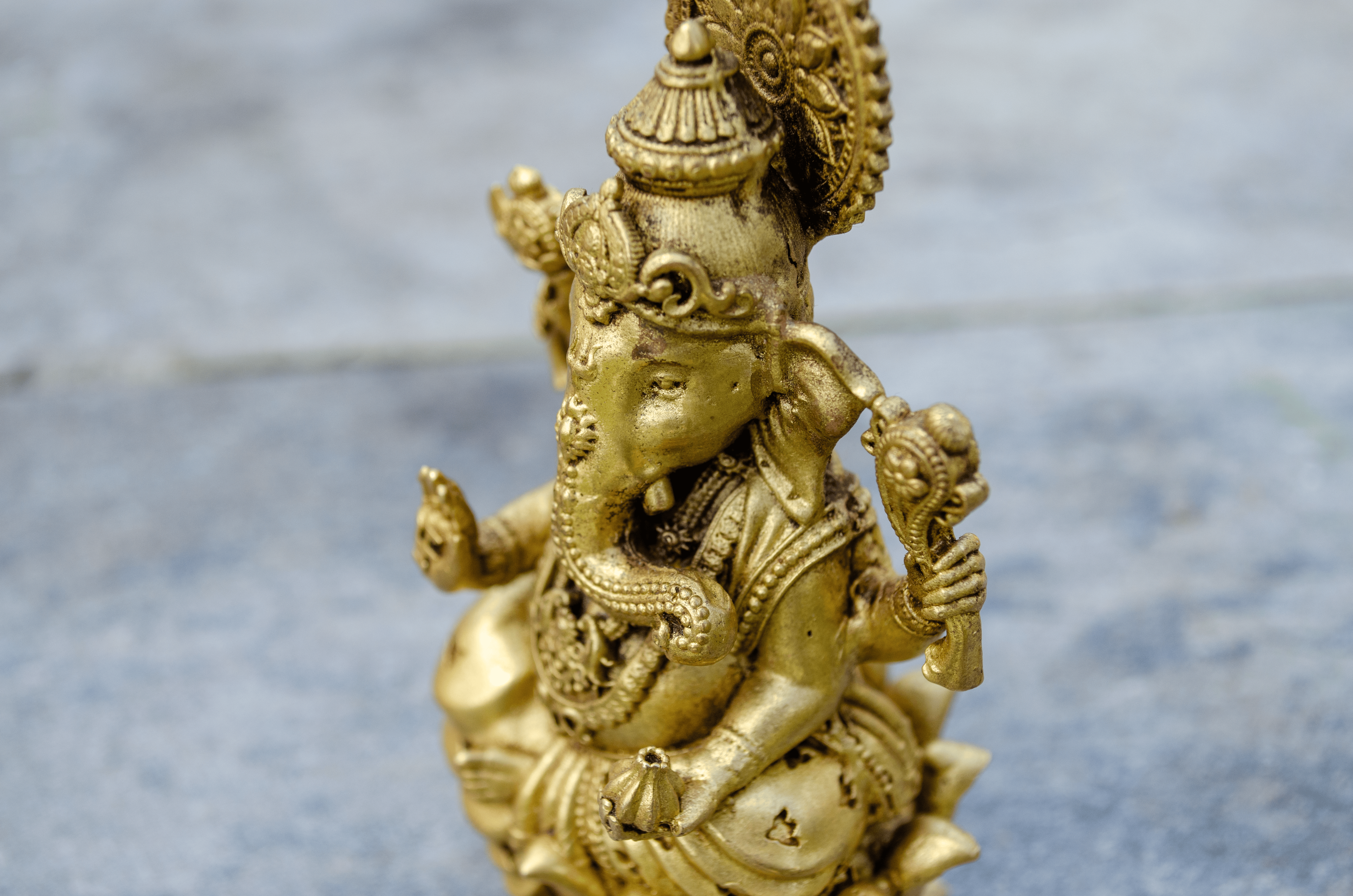 Golden Plated Ganesh Statue 10 cm - Detail