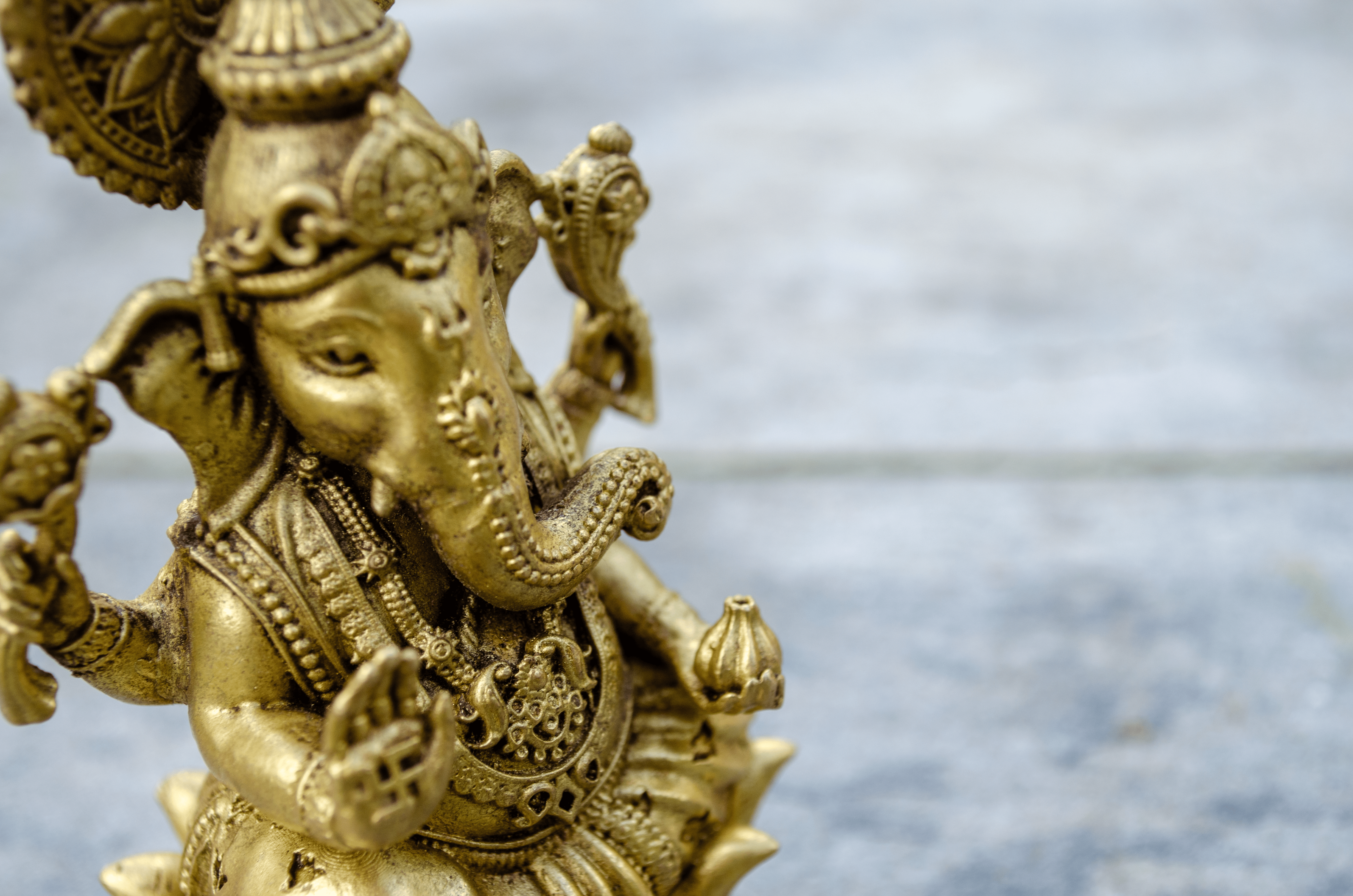 Golden Plated Ganesh Statue 10 cm - Detail