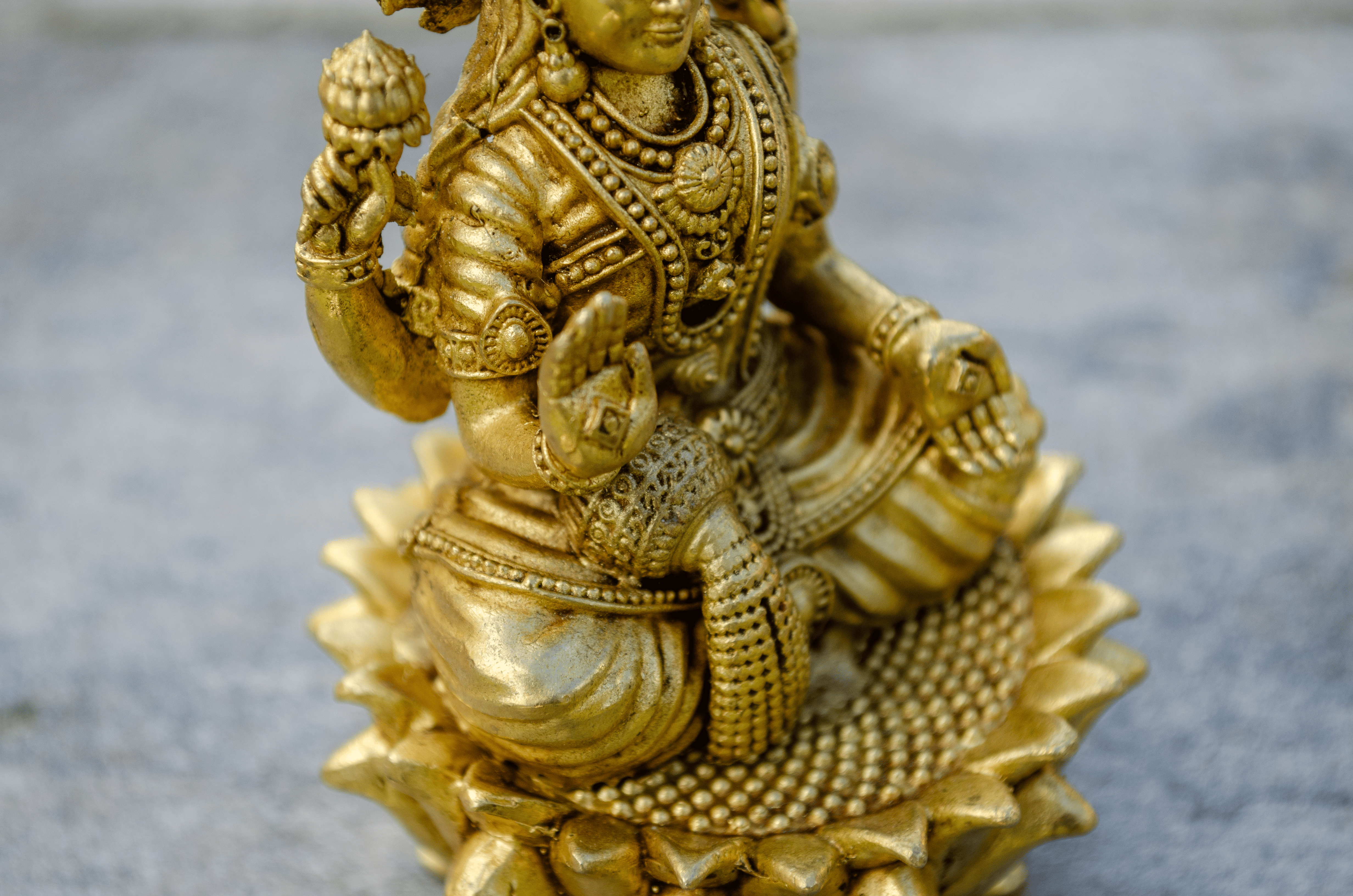 Lord Lakshmi Statue 9 cm - Detail