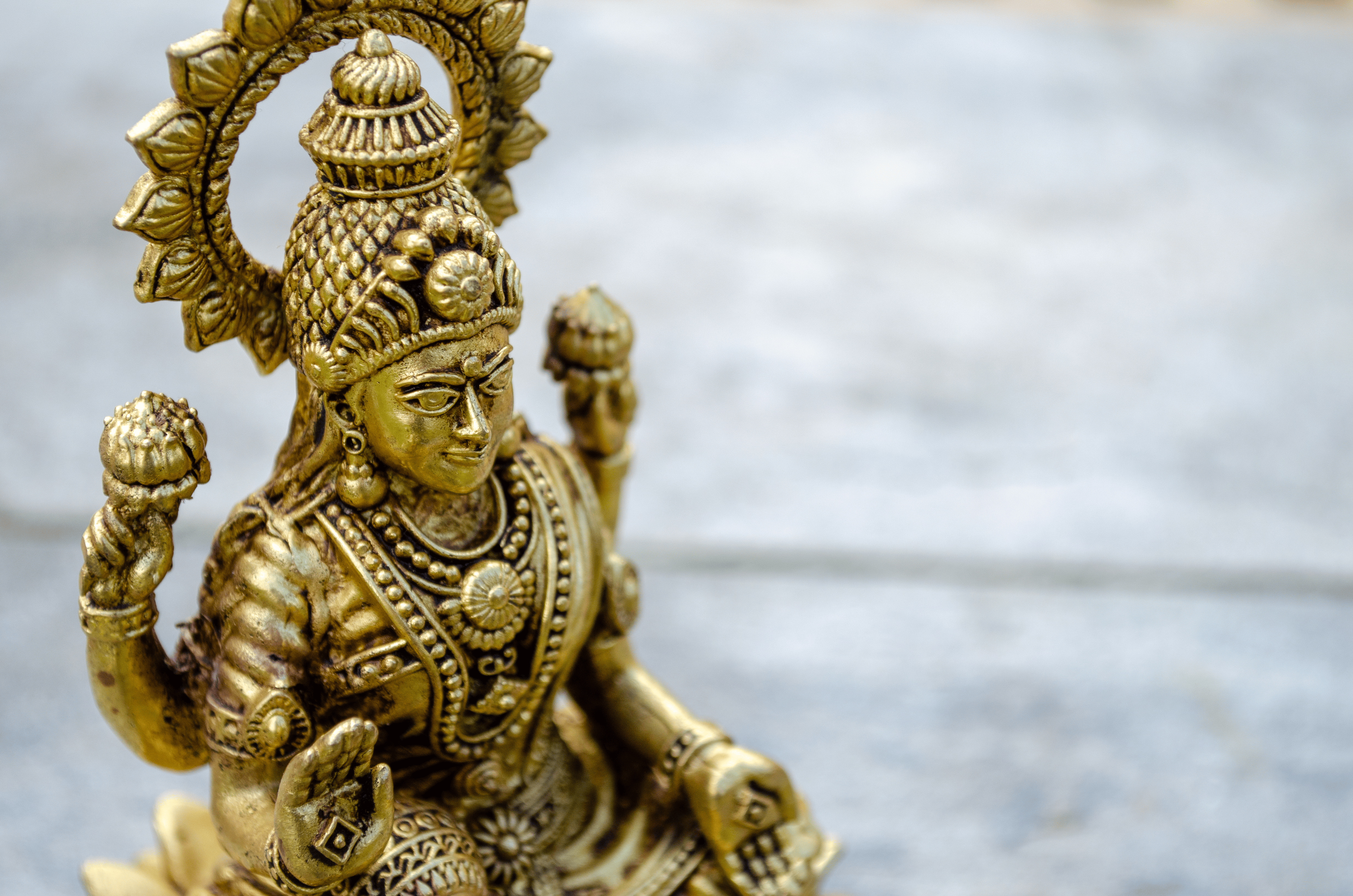 Lord Lakshmi Statue 12 cm - Detail