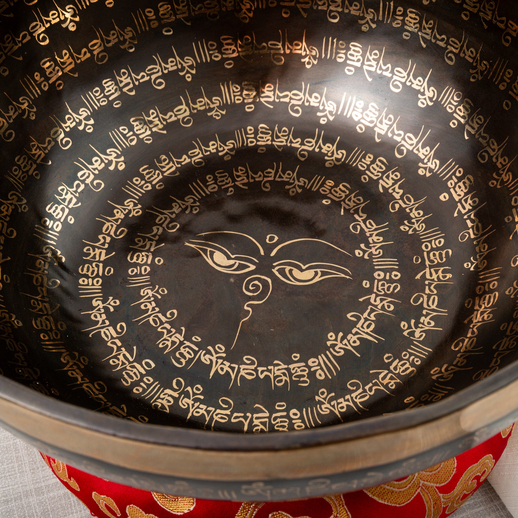 Close inner view of Eyes of Buddha Singing Bowl