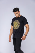 Mand iført sort mandala-t-shirt