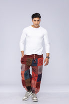 Mand iført patchwork-haremsbukser