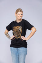 Kvinde med sort tibetansk mandala-T-shirt