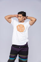 Mand iført hvid Vajra mandala t-shirt