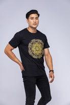 Mand iført sort mandala-t-shirt