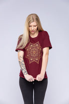 Rød mandala t-shirt båret af kvinde