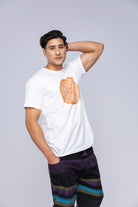 Mand iført hvid Vajra mandala t-shirt