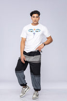 Mand med en Eyes of Buddha T-shirt og haremsbukser