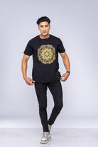 Mand iført sort mandala-t-shirt