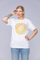 Kvinde iført hvid mandala-t-shirt
