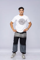 Hvid mandala-t-shirt på en mand