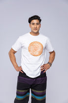 Mand iført hvid Vajra mandala t-shirt