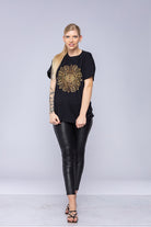Kvinde iført mandala-t-shirt