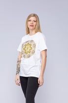 Kvinde iført spirituel mandala-t-shirt