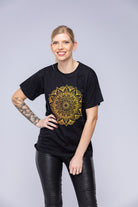 Kvinde iført mandala-t-shirt