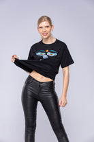 Kvinde iført Eyes of Buddha t-shirt