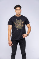 Sort mandala t-shirt båret af mand